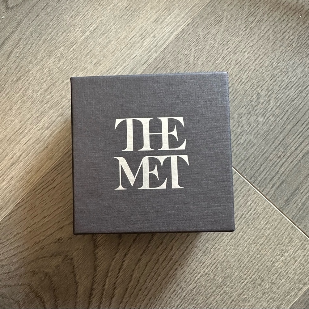 Authentic “The Met” small gift box